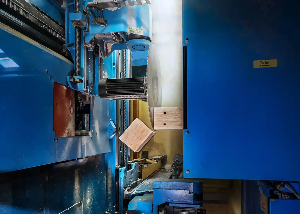 Machine bewerkt een eikenhouten balk