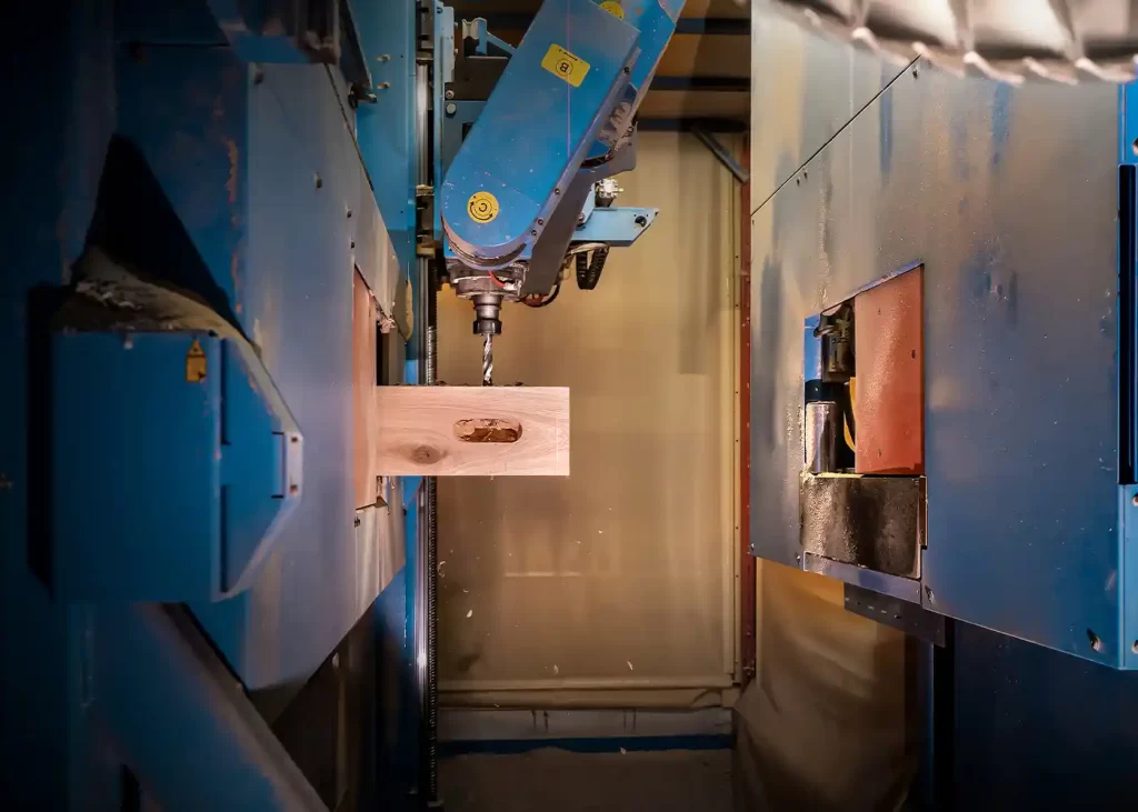 Machine bewerkt een eikenhouten balk in een werkplaats