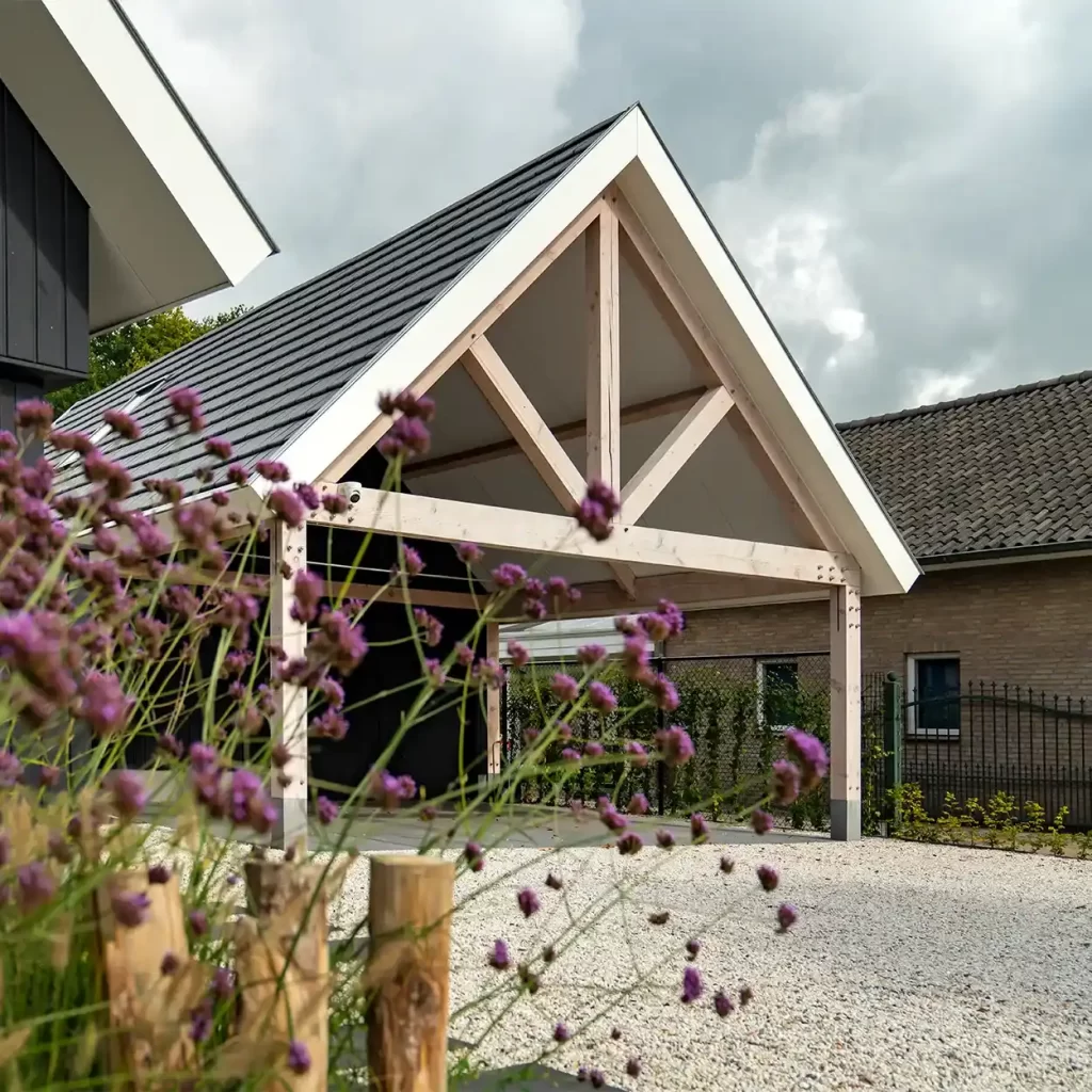 Voorgevel van een eikenhouten garage met pannendak
