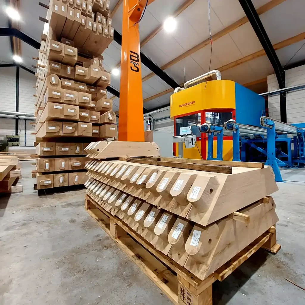 Houtwerkplaats met eikenhout, machines en stapels gezaagd hout