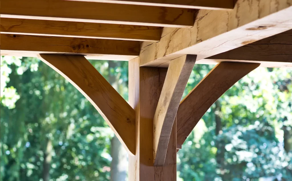 Detail van eikenhouten staander met gebogen schoren