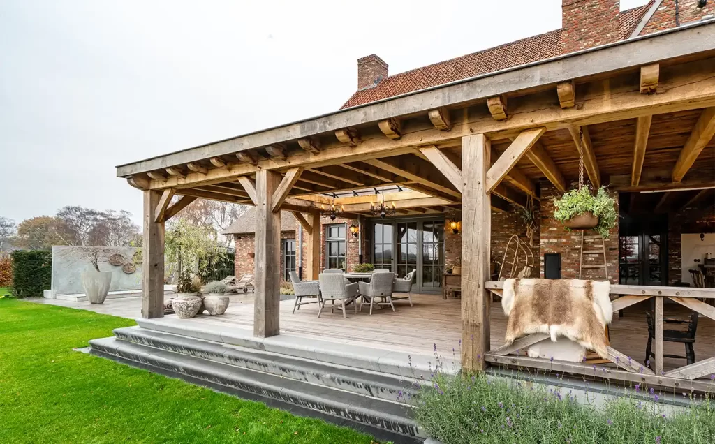 Brede eikenhouten veranda met zitmeubels