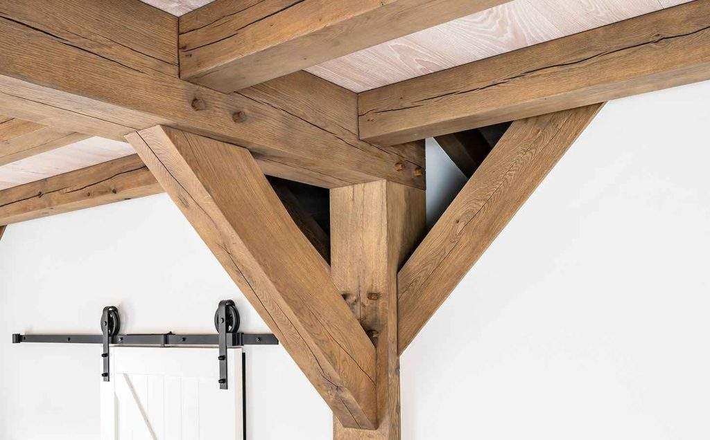 Detail van verbinding tussen eikenhouten staander, balk en schoor