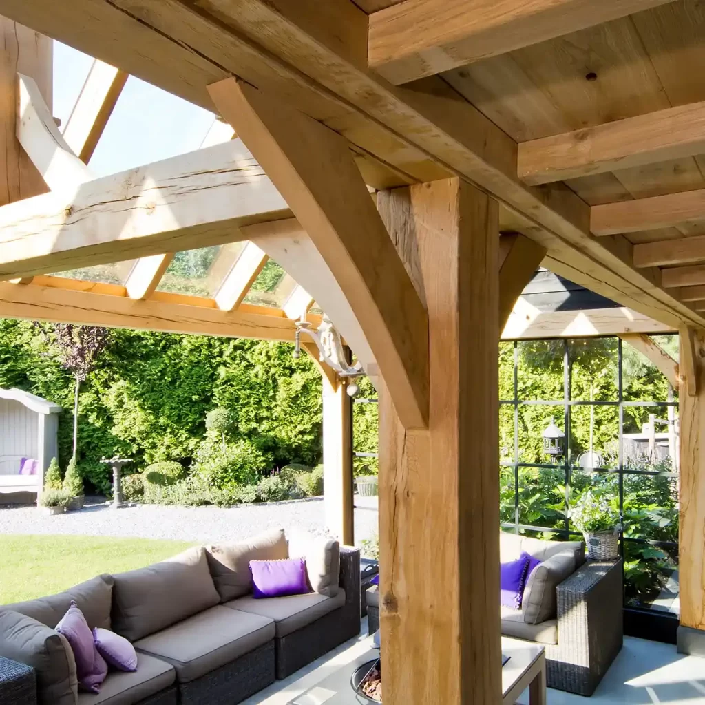 Eikenhouten draagconstructie boven een overdekt terras