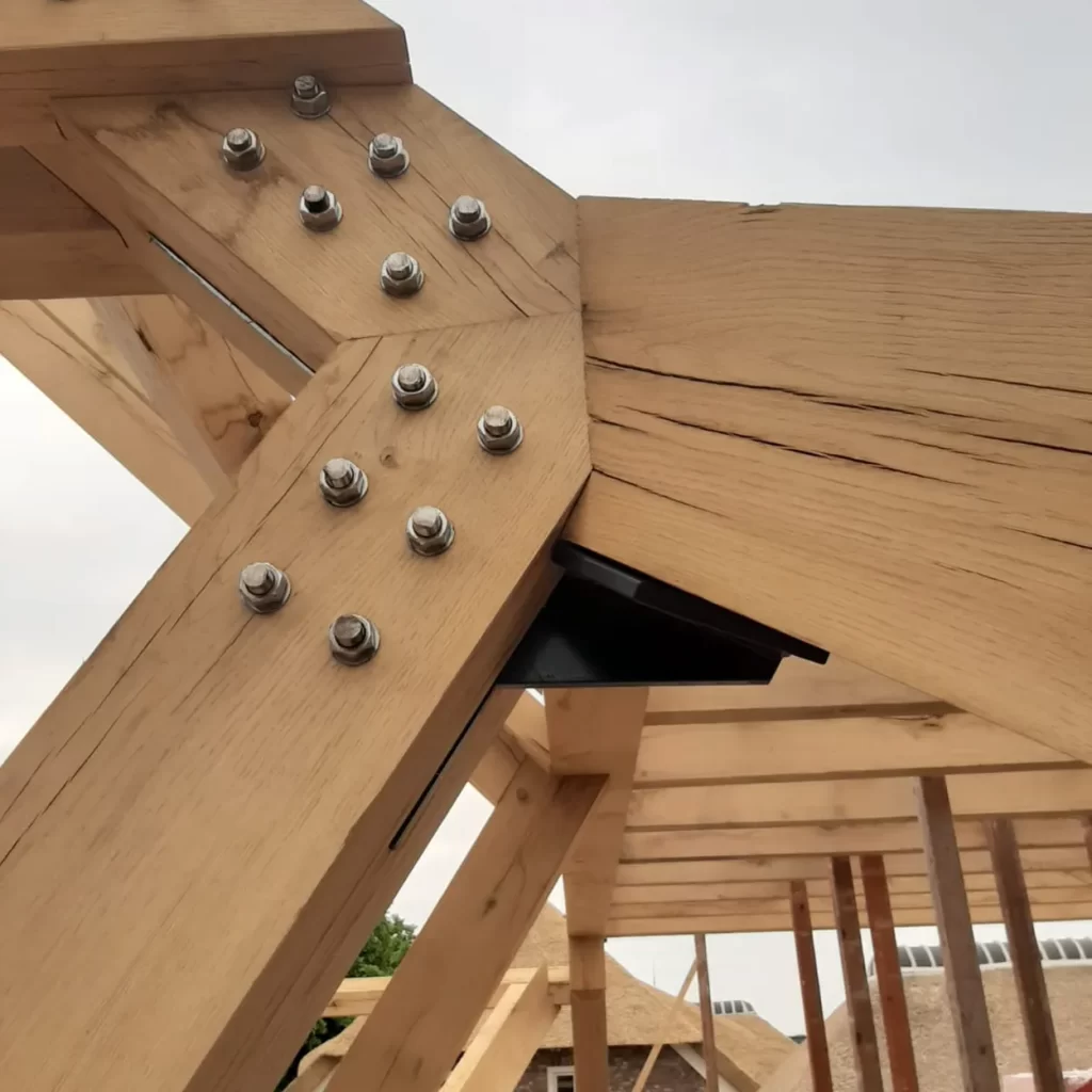 Detail van eikenhouten balken met boutverbindingen