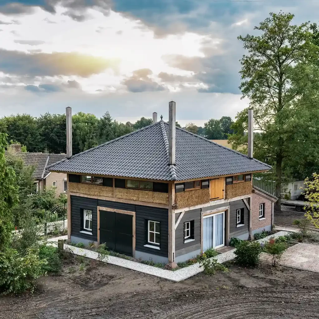 Donker eikenhouten gebouw met schilddak, van boven gezien
