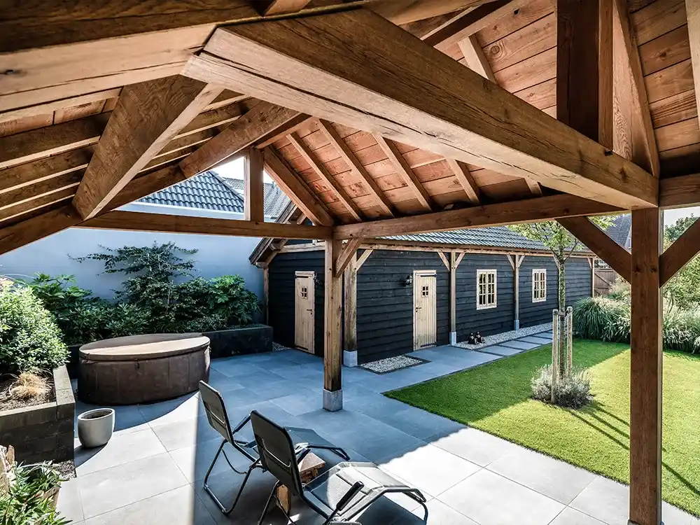 Eikenhouten overkapping met ronde jacuzzi en loungestoelen