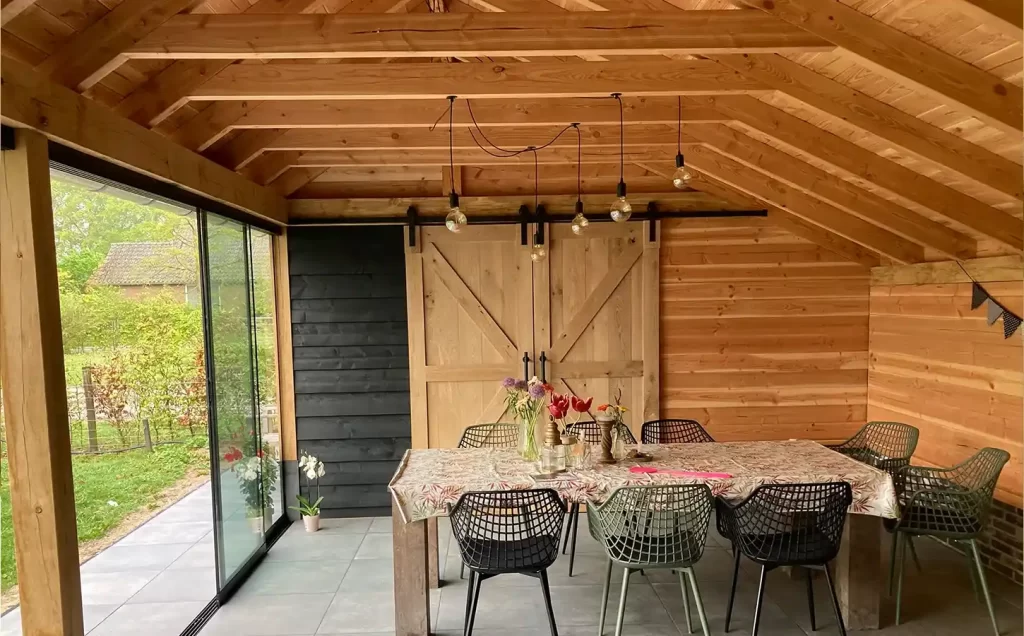 Eikenhouten paviljoen met eettafel en grote glazen wand