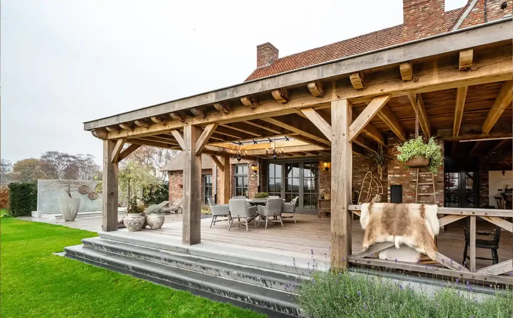 Brede eikenhouten veranda met zitmeubels