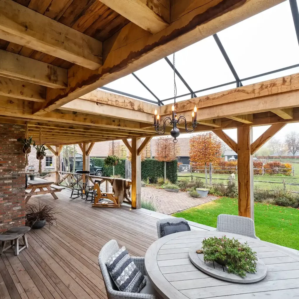 Eikenhouten overkapping boven een terras met eettafel