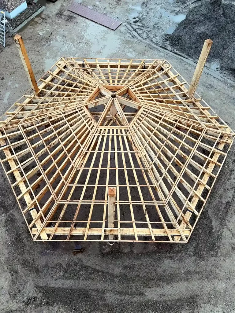 Eikenhouten dakconstructie in aanbouw van bovenaf
