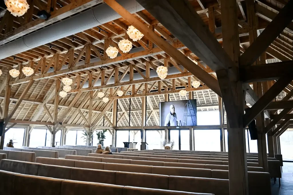 Interieur met zichtbare eikenhouten spanten en dakconstructie